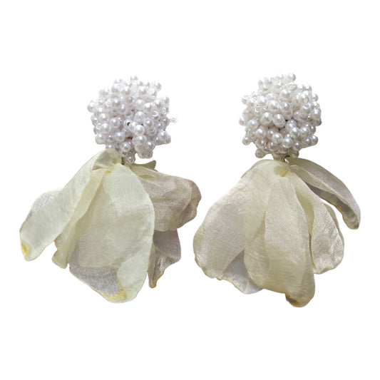 Feminine Pearl Cluster/Soft Petals (Cream) Earring Set